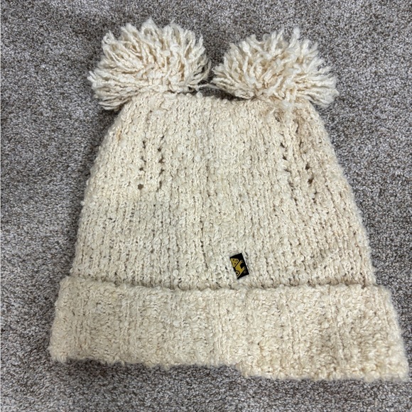 Peruvian Trading Company 100% Alpaca Wool Cozy Warm Pom Pom Cream Winter Hat - Picture 3 of 7